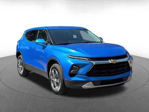 Used 2025 Chevrolet Blazer LT FWD image 3