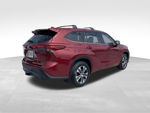 Used 2022 Toyota Highlander XLE AWD/4WD image 3