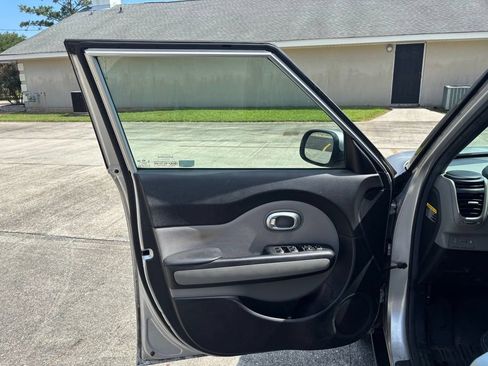 Used 2017 Kia Soul + FWD image 10