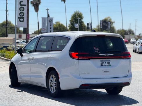 Used 2024 Chrysler Pacifica Touring-L FWD image 2