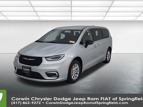 Certified 2024 Chrysler Pacifica Touring-L image 6