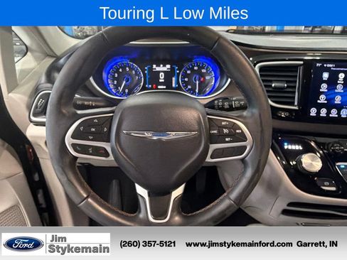 Used 2017 Chrysler Pacifica Touring-L w/ Tire & Wheel Group FWD image 21