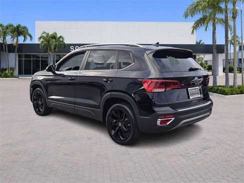 Certified 2022 Volkswagen Taos SEL w/ Panoramic Sunroof Package image 5