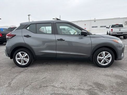 Used 2022 Nissan Kicks S image 10