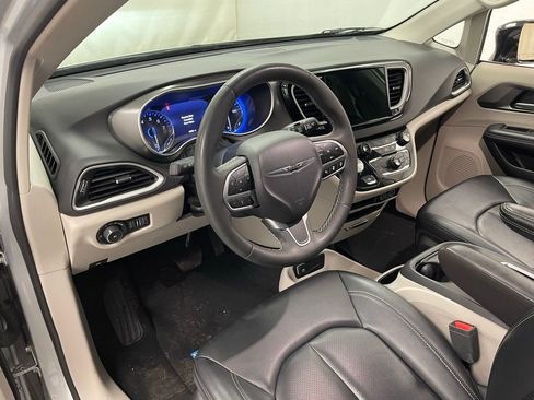 Used 2024 Chrysler Pacifica Touring-L image 21
