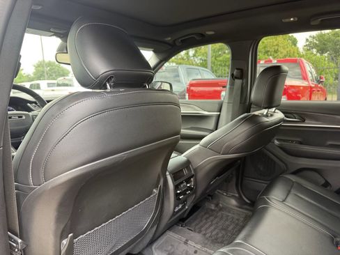 Used 2025 Jeep Grand Cherokee Limited w/ Black Appearance Package AWD/4WD image 12