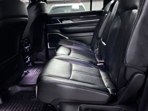 Used 2022 Jeep Wagoneer Series III AWD/4WD image 12