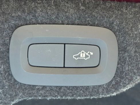 Used 2020 Volvo S60 T5 Momentum FWD image 19