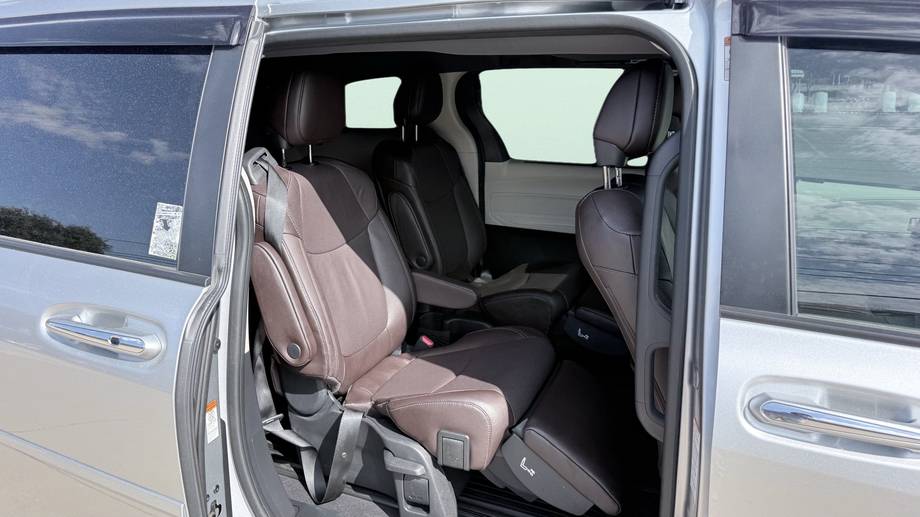 Used 2022 Toyota Sienna Platinum FWD image 38