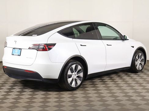 Used 2021 Tesla Model Y Long Range AWD/4WD image 11
