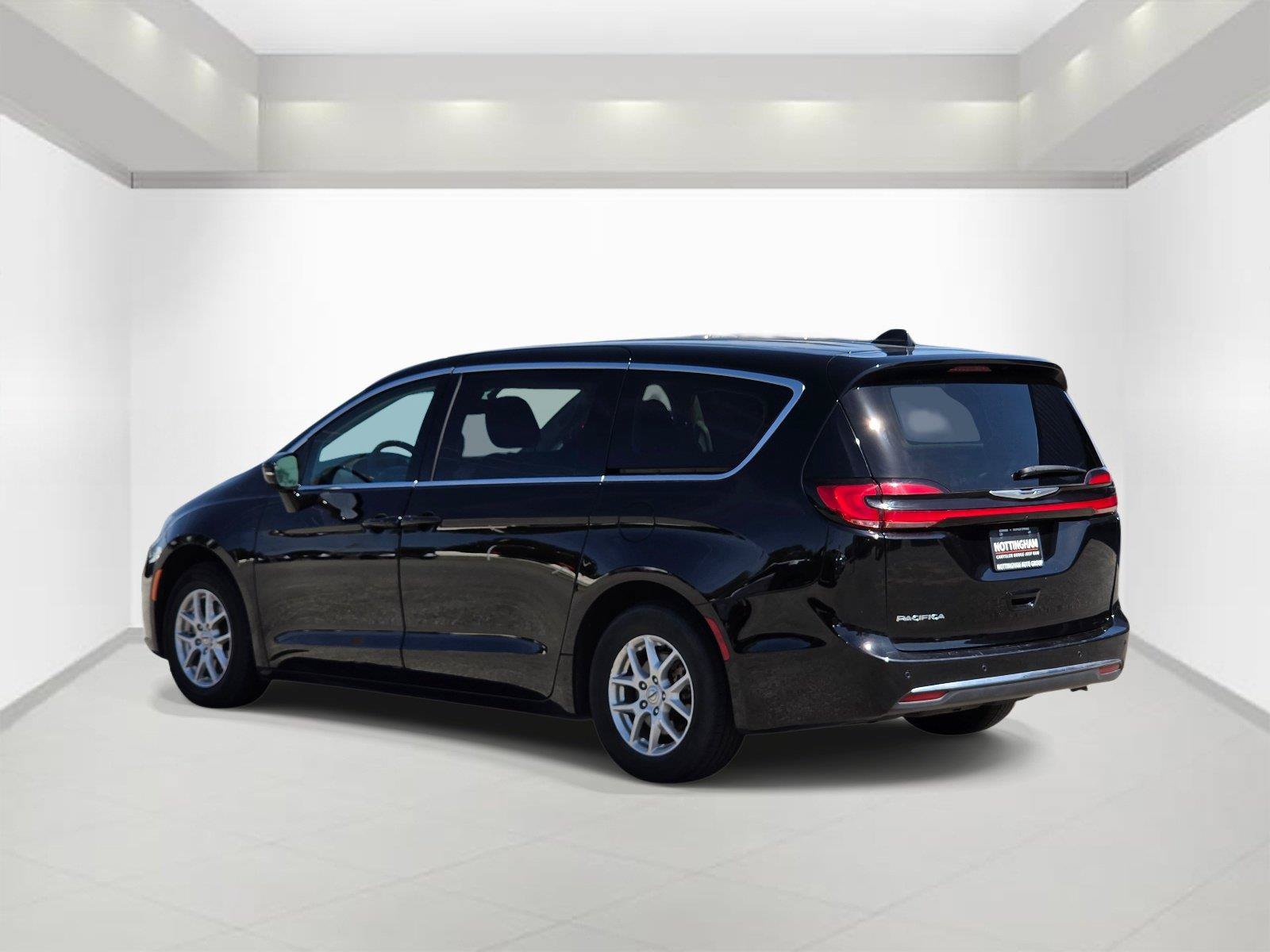 Used 2024 Chrysler Pacifica Touring-L FWD image 4