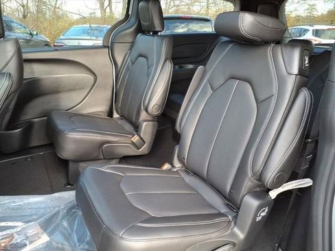 New 2026 Chrysler Pacifica Select image 10