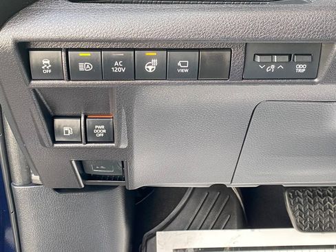 Used 2025 Toyota Sienna Platinum image 31