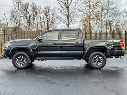 Used 2017 Toyota Tacoma TRD Sport image 7