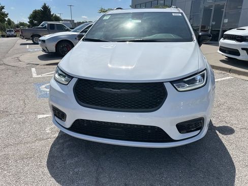 New 2025 Chrysler Pacifica Limited w/ Uconnect Theater Family Group FWD image 10