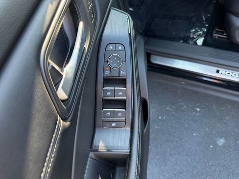 Used 2025 Nissan Rogue SL w/ Tech Package FWD image 16