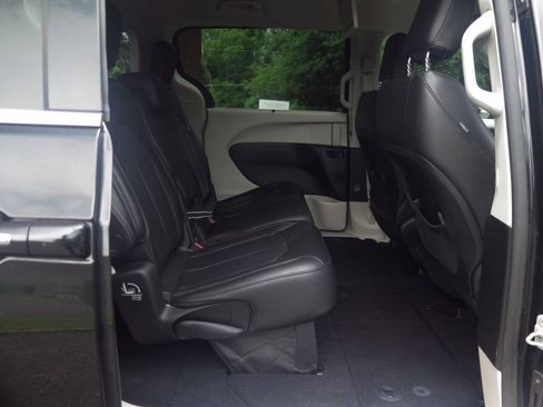 Used 2019 Chrysler Pacifica Touring-L FWD image 13