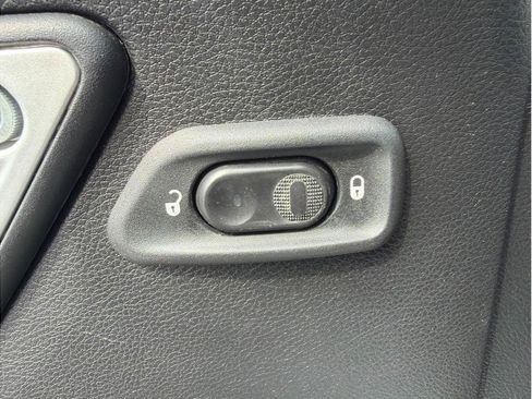 Used 2015 Jeep Wrangler Unlimited Sahara w/ Dual Top Group AWD/4WD image 8