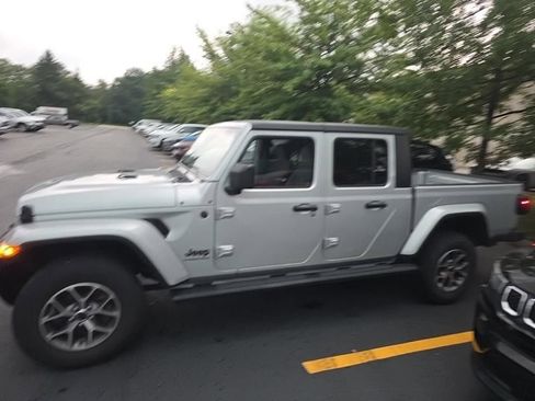 Used 2024 Jeep Gladiator Sport AWD/4WD image 4