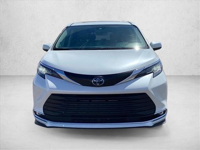 Used 2022 Toyota Sienna XLE w/ XLE Plus Package FWD image 2