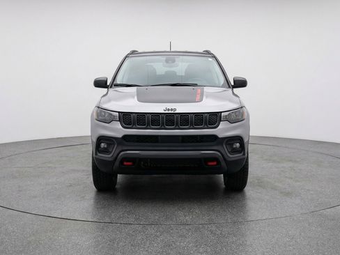 Used 2025 Jeep Compass Trailhawk image 2
