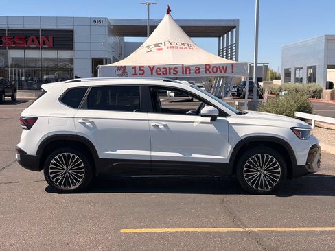 Used 2025 Volkswagen Taos SE FWD image 7