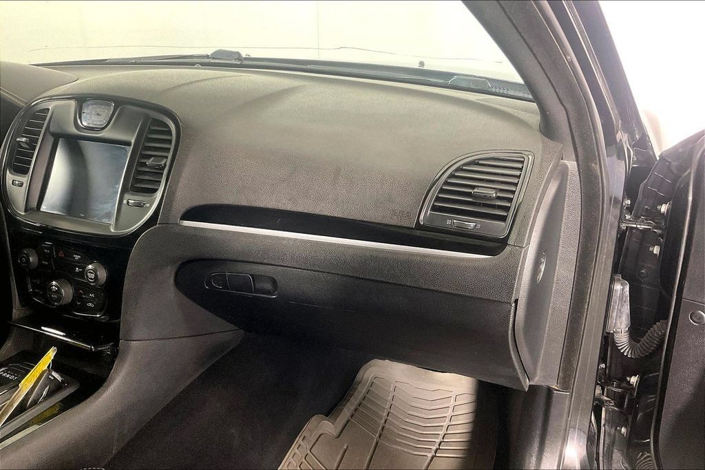 Used 2019 Chrysler 300 S AWD/4WD image 18
