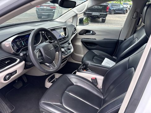 Used 2023 Chrysler Pacifica Touring-L FWD image 5