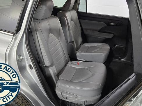 Used 2023 Toyota Highlander XLE AWD/4WD image 38