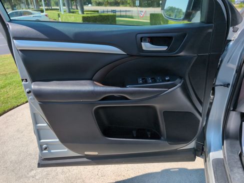 Used 2019 Toyota Highlander XLE AWD/4WD image 14