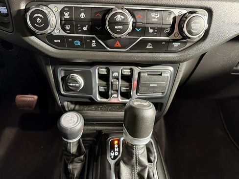 Used 2024 Jeep Wrangler Unlimited w/ Convenience Group image 17