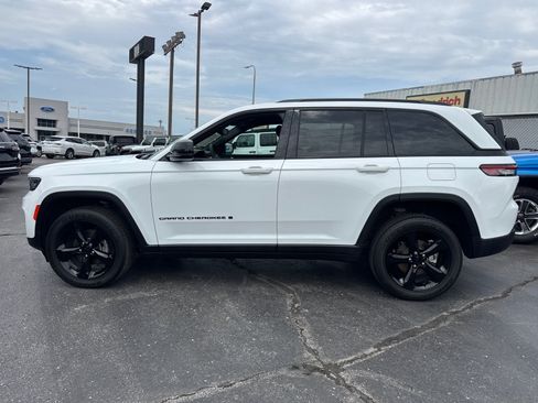 Used 2024 Jeep Grand Cherokee Altitude AWD/4WD image 3