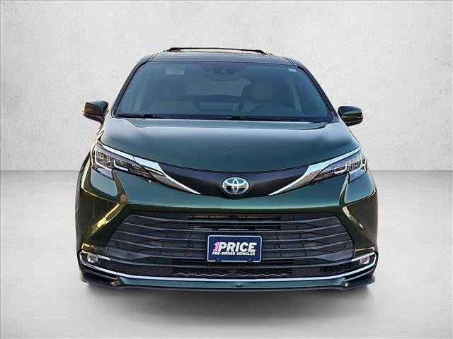 Used 2021 Toyota Sienna XLE FWD image 2