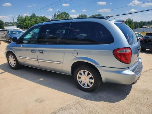 Used 2005 Chrysler Town & Country Touring FWD image 10