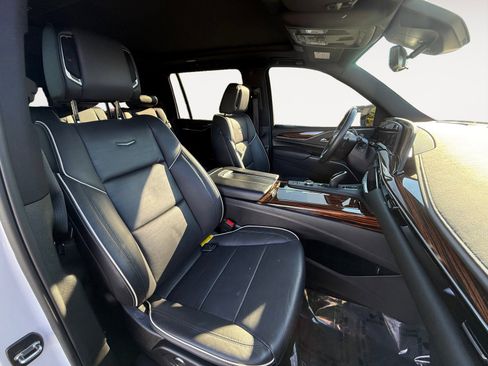 Used 2023 Cadillac Escalade ESV Premium Luxury image 19