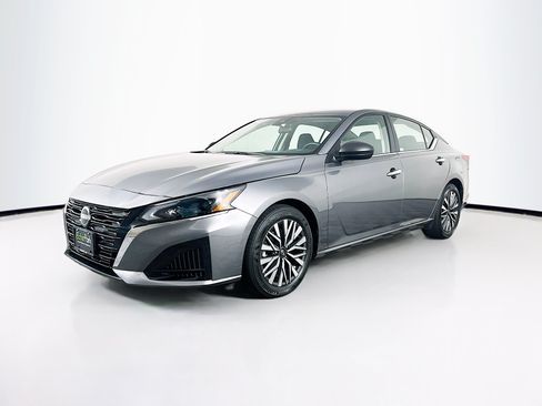 Used 2024 Nissan Altima 2.5 SV FWD image 3