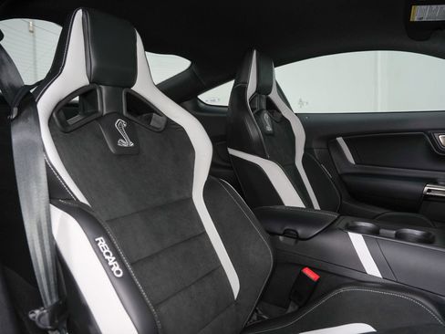 Used 2022 Ford Mustang Shelby GT500 w/ Carbon Fiber Track Pack RWD image 28