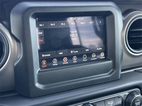 Certified 2022 Jeep Gladiator Willys image 21