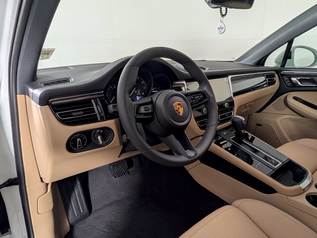New 2026 Porsche Macan AWD/4WD image 4