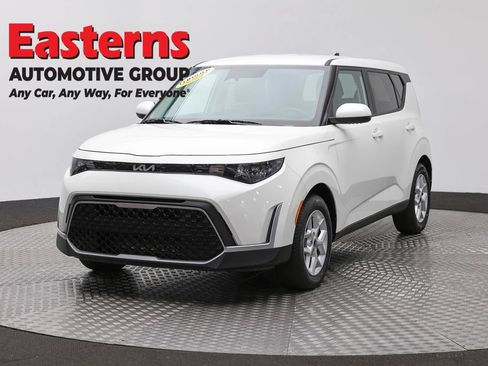 Used 2025 Kia Soul LX FWD image 1