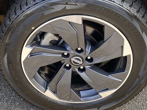 Used 2024 Nissan Rogue SV w/ SV Premium Package FWD image 32