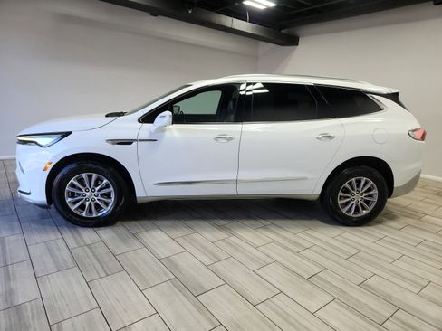 Used 2024 Buick Enclave Premium AWD/4WD image 2