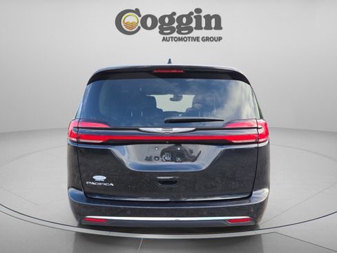 Used 2023 Chrysler Pacifica Touring-L image 4