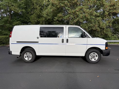 Used 2016 GMC Savana 3500 RWD image 27