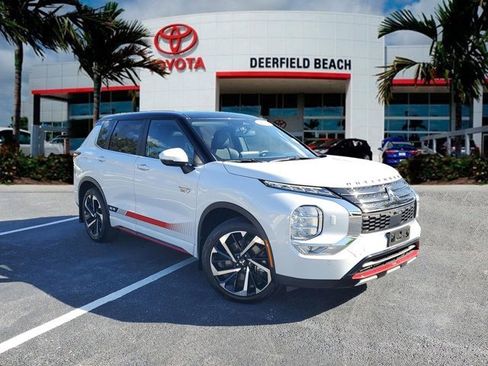 Used 2024 Mitsubishi Outlander SE image 1