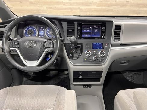 Used 2020 Toyota Sienna L image 2