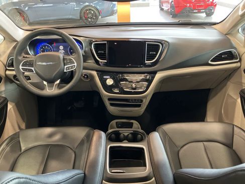 Used 2024 Chrysler Pacifica Touring-L image 26