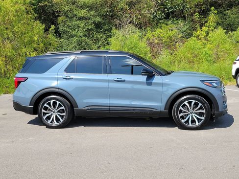 Used 2025 Ford Explorer ST-Line RWD image 2