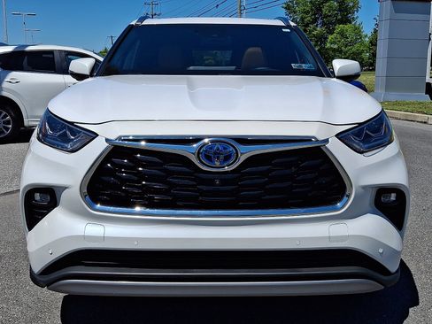 Used 2024 Toyota Highlander Platinum AWD/4WD image 2