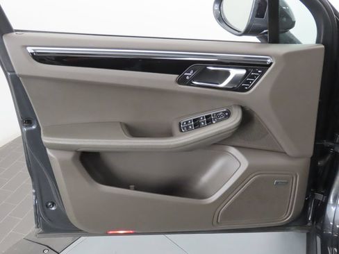 Certified 2025 Porsche Macan AWD/4WD image 35